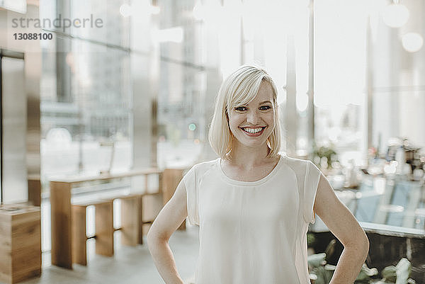 Porträt einer glücklichen Frau im Cafe stehend