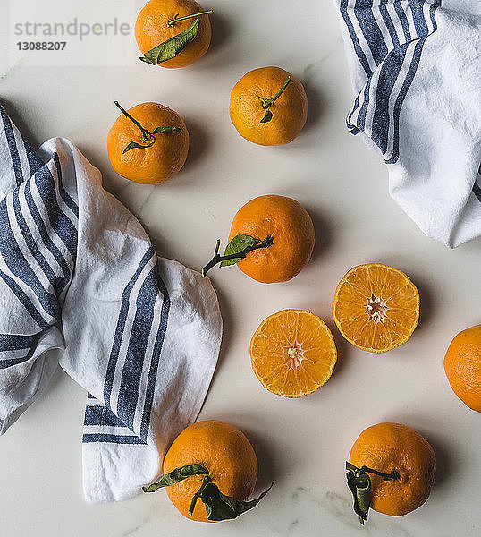 Hochwinkelansicht von Orangen mit Servietten auf dem Tisch