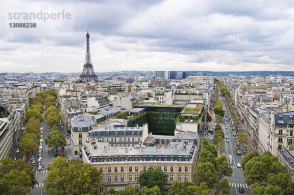 Blick auf Eiffelturm in der Stadt gegen bewölkten Himmel