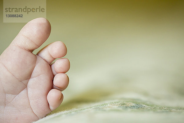 Abgetrennter Fuß eines kleinen Jungen zu Hause im Bett