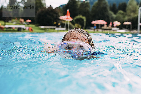 Nahaufnahme eines im Schwimmbad schwimmenden Mädchens