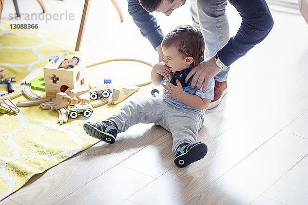 Mann spielt mit Sohn zu Hause