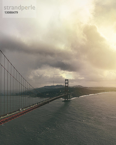 Golden Gate Bridge gegen bewölkten Himmel bei Sonnenuntergang