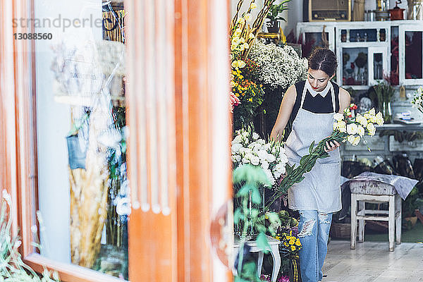 Eigentümer arrangiert Blumenstrauß im Geschäft