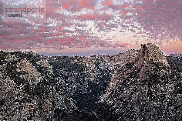 Idyllischer Blick auf Bergketten vor dramatischem Himmel bei Sonnenaufgang im Yosemite National Park