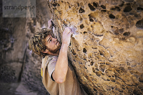 Hochwinkelansicht eines Wanderers  der an einer Felsformation klettert