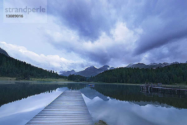 Blick auf den See bei bewölktem Himmel