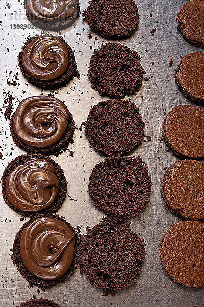 Hochwinkelansicht von Schokoladenbiskuitkuchen auf der Küchentheke in der Fabrik