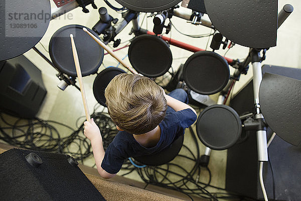 Draufsicht auf einen Schlagzeug spielenden Jungen in der Grace Baptist Church