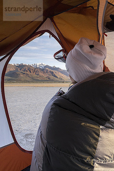 Wanderin schaut auf den Owyhee River  während sie im Zelt sitzt