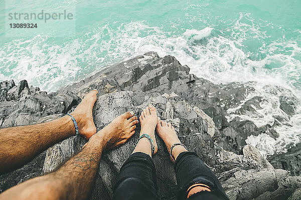 Niedriger Abschnitt des Paares auf Felsen am Blowhole Beach