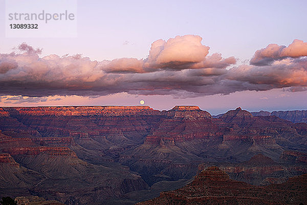 Wolken und Mond über dem Grand Canyon in der Abenddämmerung