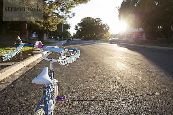 Radfahren auf der Straße in der Stadt bei Sonnenschein