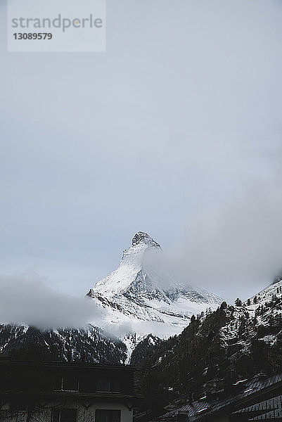 Szenische Ansicht eines schneebedeckten Berges gegen den Himmel