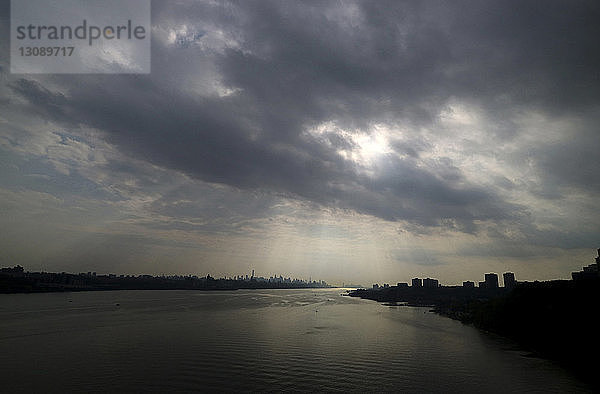 Blick auf den Hudson-Fluss bei bewölktem Himmel
