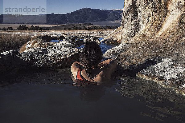 Rückansicht einer Frau beim Entspannen in Bridgeport Hot Springs