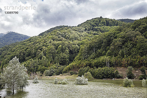 Landschaftliche Ansicht der Berge am Fluss gegen den Himmel