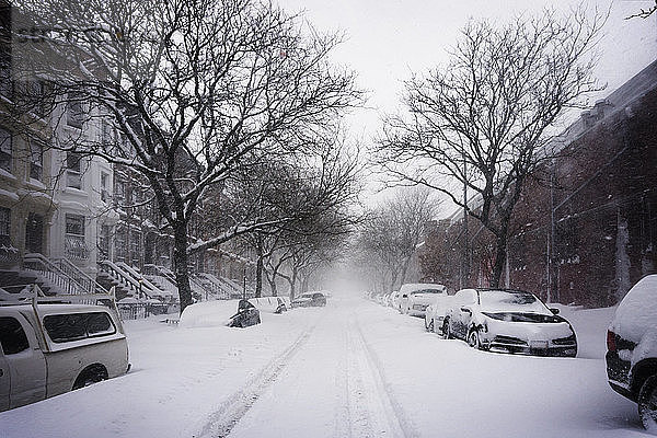 Im Winter schneebedeckte Autos auf der Straße