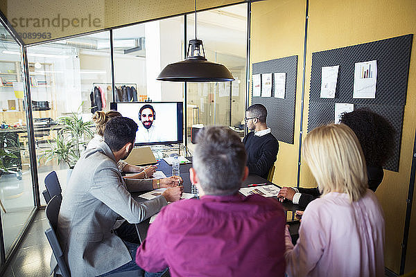 Videokonferenzen für Geschäftsleute bei Besprechungen im Büro
