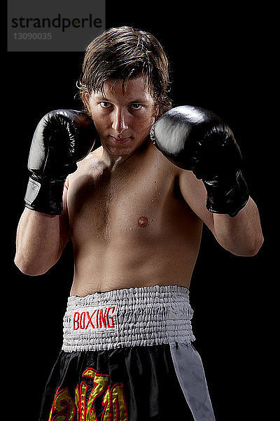 Porträt eines Boxers vor schwarzem Hintergrund