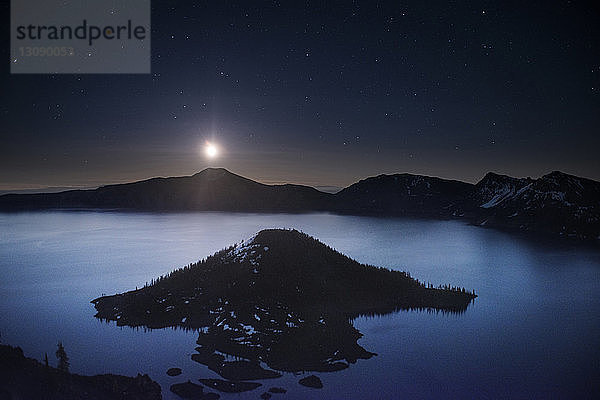 Landschaftliche Ansicht der Zaubererinsel im Kratersee gegen den Himmel bei Nacht