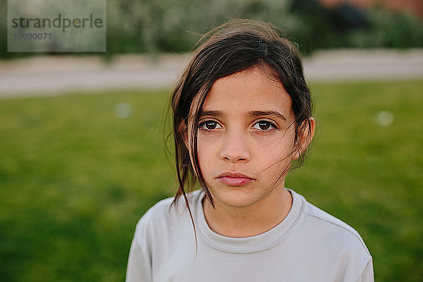 Porträt eines selbstbewussten Mädchens auf dem Spielplatz