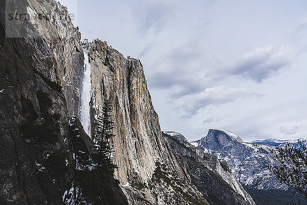Tiefwinkelansicht der Berge im Yosemite-Nationalpark gegen den Himmel im Winter