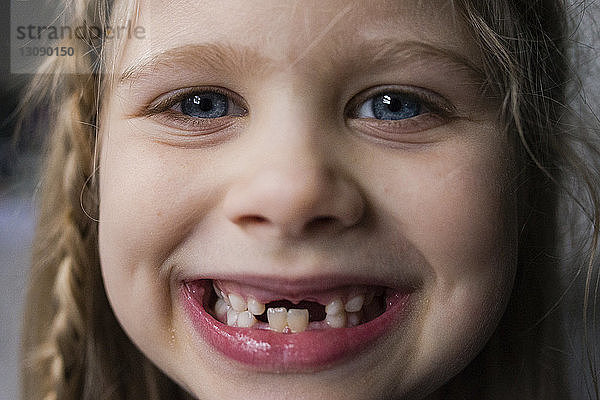 Nahaufnahme eines glücklichen Mädchens mit Zähnen