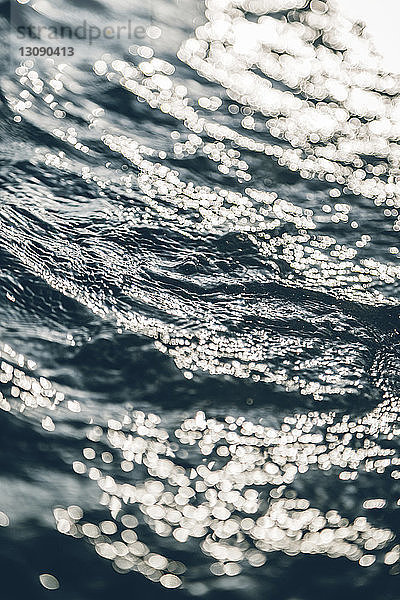 Sonnenlicht reflektierende Meereswellen
