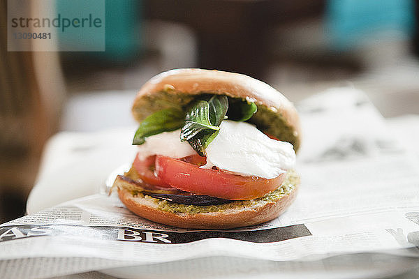 Nahaufnahme eines in Teller servierten Burgers auf dem Tisch im Restaurant