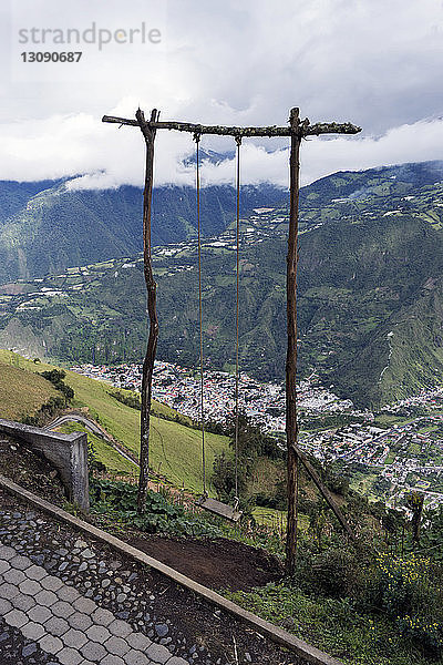 Schaukel auf Berg gegen bewölkten Himmel