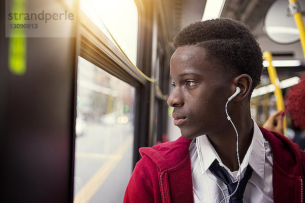 Student hört Musik während der Fahrt im Bus
