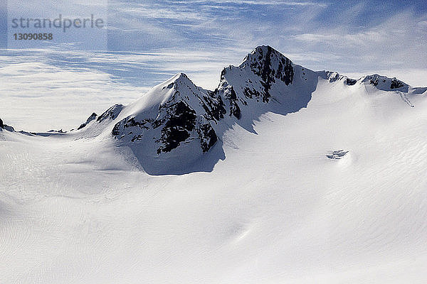 Blick auf schneebedeckte Berge