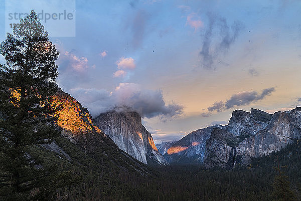 Landschaftliche Ansicht der Bergketten gegen den Himmel bei Sonnenuntergang im Yosemite National Park
