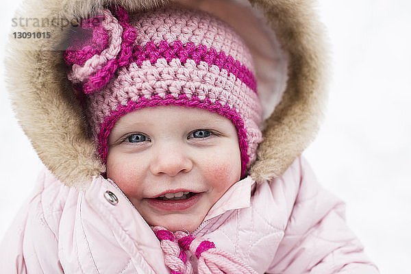 Porträt eines niedlichen lächelnden Mädchens in warmer Kleidung