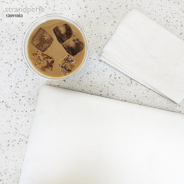 Laptop  Serviette und Eiskaffee