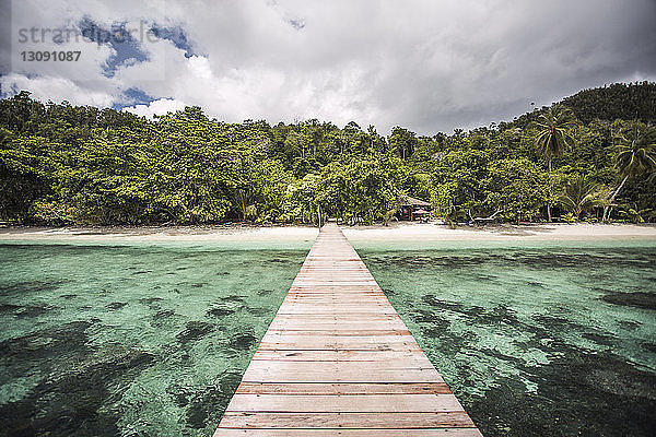 Blick auf den Pier der Raja-Ampat-Inseln bei bewölktem Himmel