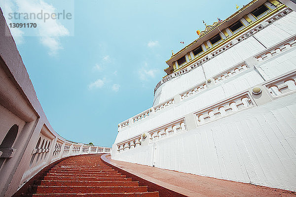 Niedrigwinkel-Ansicht der zum Tempel führenden Treppen gegen den Himmel