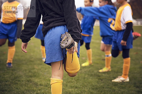 Fußballspieler  die sich beim Aufwärmen auf dem Spielfeld die Beine vertreten