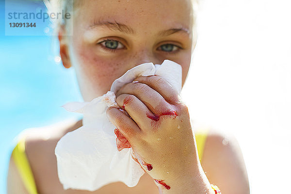 Bildnis eines Mädchens  das seine blutende Nase bedeckt