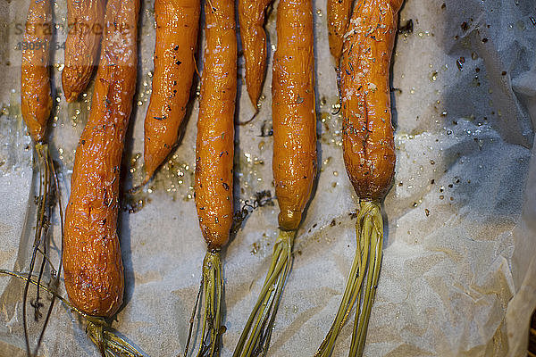 Draufsicht auf geröstete Karotten auf Seidenpapier