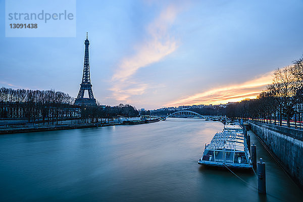 Eiffelturm am Fluss gegen den Himmel in der Abenddämmerung