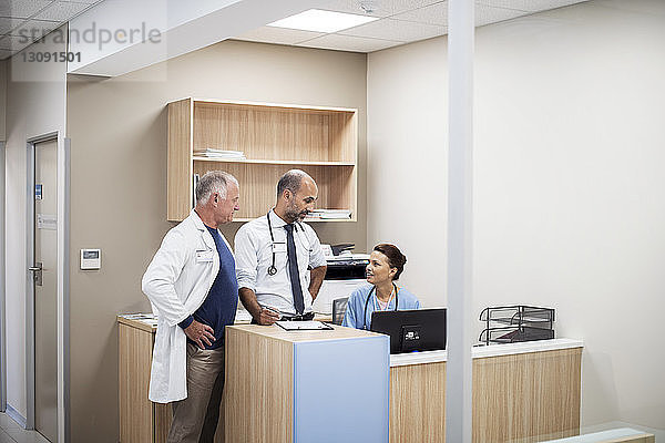 Ärzte diskutieren im Zimmer im Krankenhaus