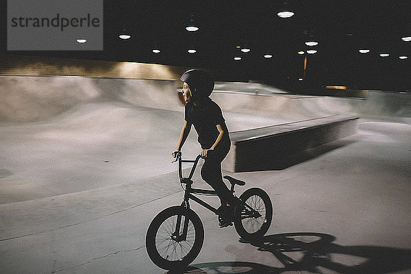 Junge fährt Fahrrad im Skateboard-Park