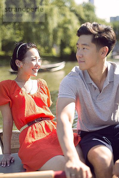 Ehepaar entspannt sich an einem sonnigen Tag am See