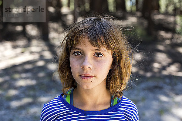 Nahaufnahme-Porträt eines Mädchens im Inyo National Forest
