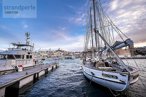 Boote im Hafen von Vieux in der Stadt gegen den Himmel vertäut