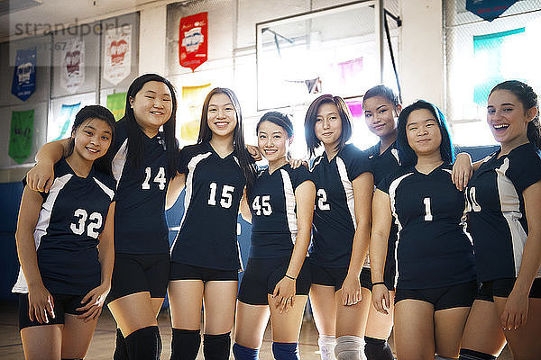 Porträt einer Mädchen-Volleyballmannschaft von Teenagern auf dem Platz