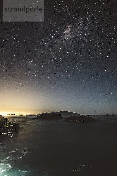 Hochwinkelansicht des Meeres gegen das Sternenfeld bei Nacht