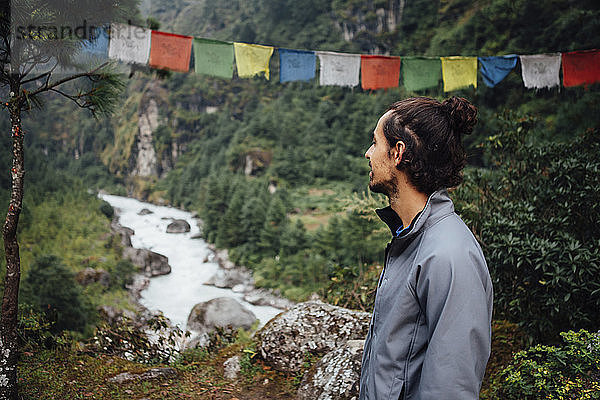 Wanderer betrachtet Fluss inmitten der Berge im Sagarmatha-Nationalpark